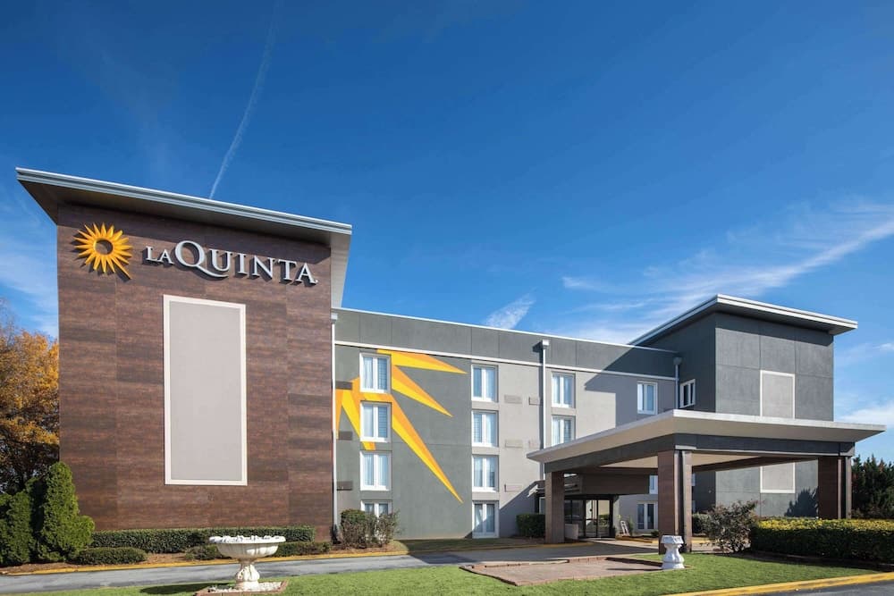 La Quinta Inn & Suites by Wyndham Atlanta Airport South