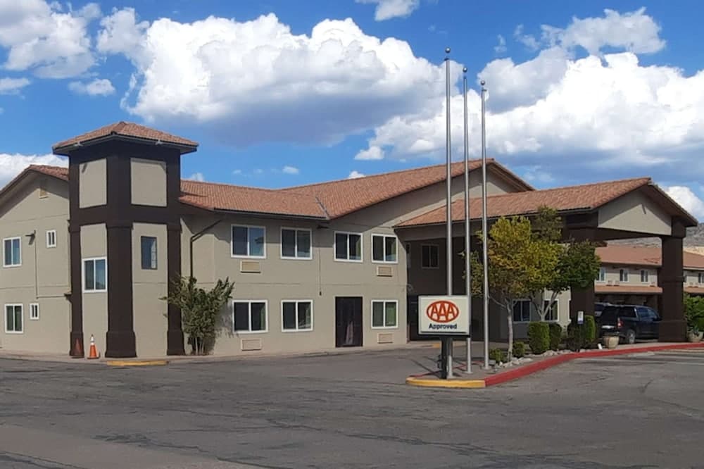 Quality Inn & Suites Grants - I-40
