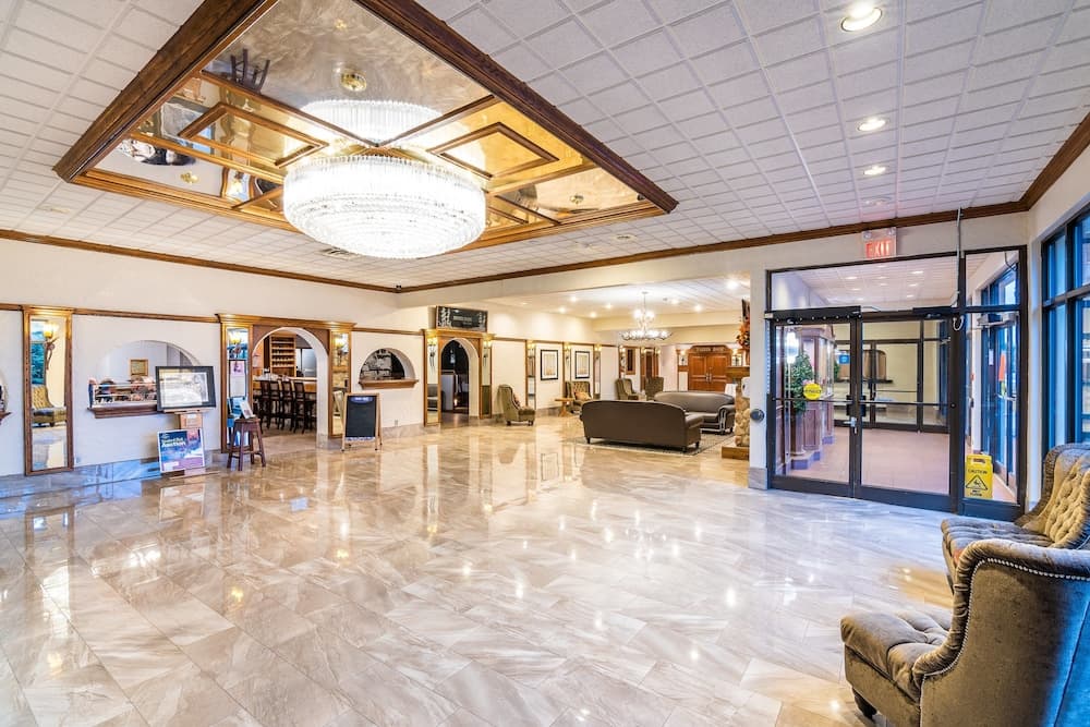Ramada by Wyndham Thunder Bay Airlane Hotel