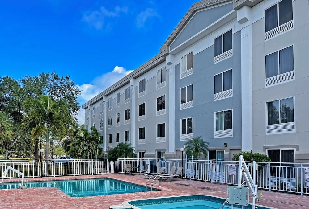 Comfort Inn & Suites Sarasota I75