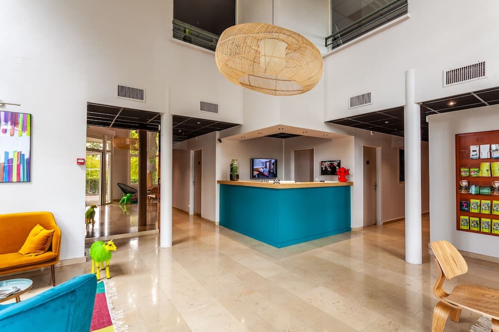 Hotel Full Colors