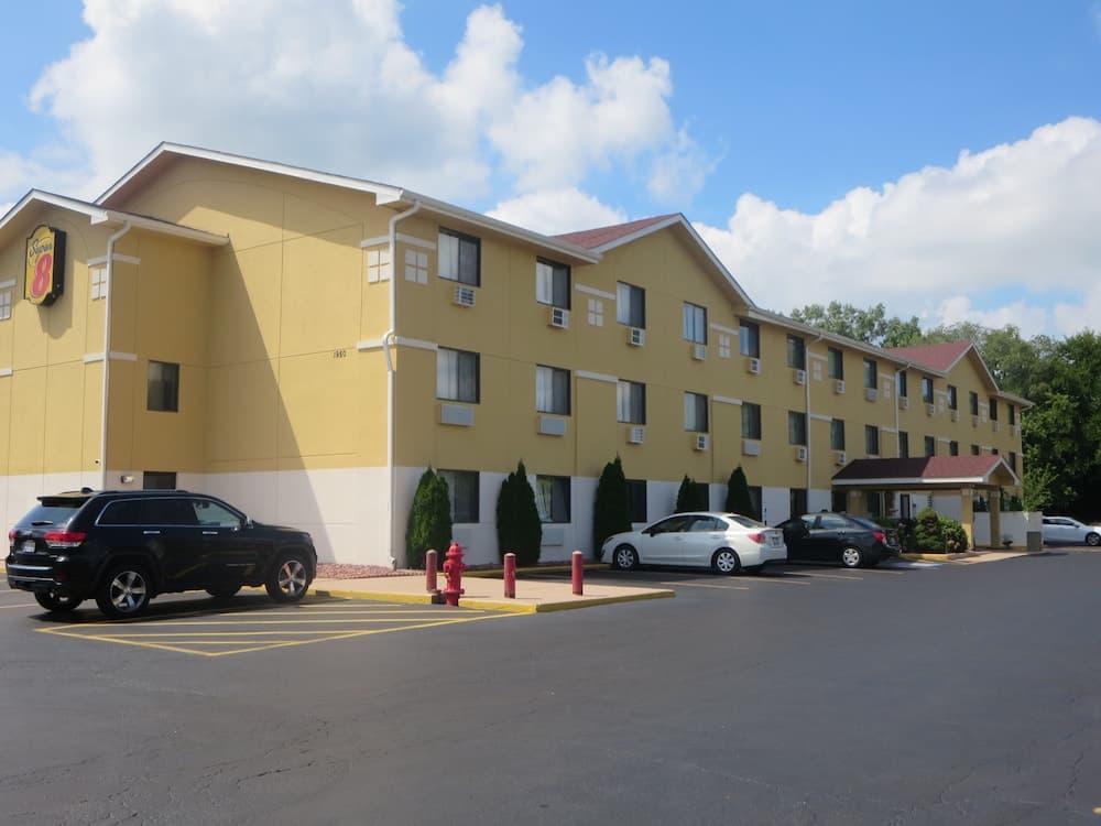 Super 8 by Wyndham Mundelein/Libertyville Area