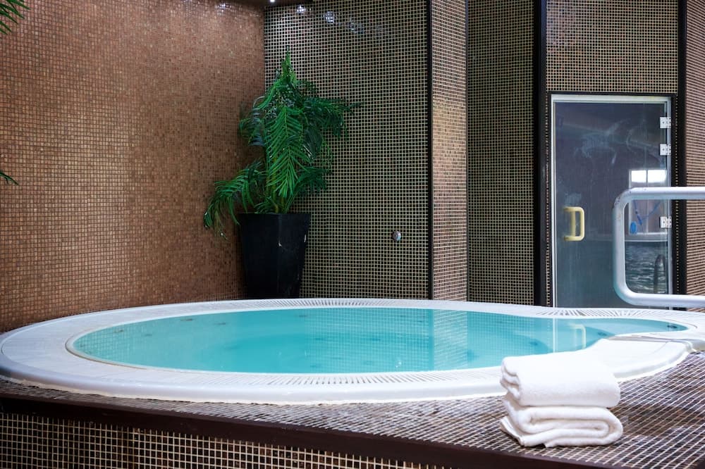 Kapalı spa küveti