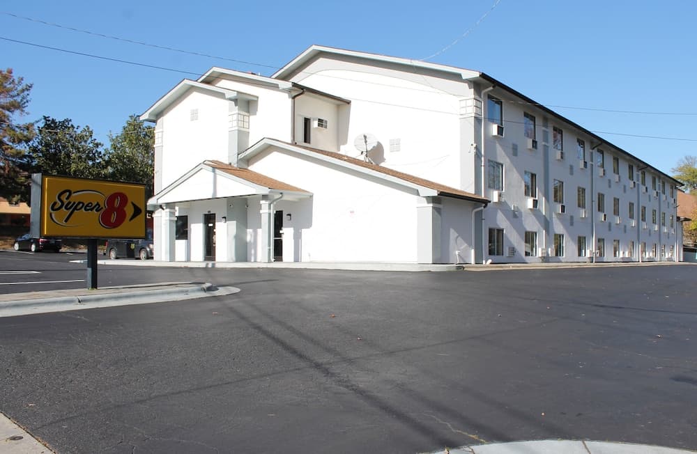 Super 8 by Wyndham Greensboro/Coliseum/Conv.