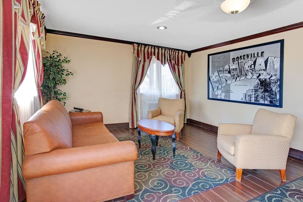 Super 8 by Wyndham Roseville/Detroit Area