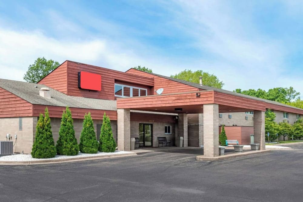 Coratel Inn & Suites By Jasper River Falls