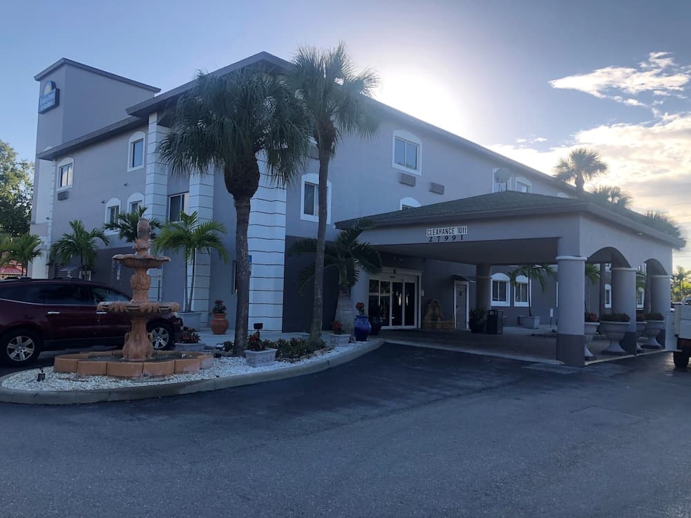 Days Inn & Suites by Wyndham Bonita Springs North Naples