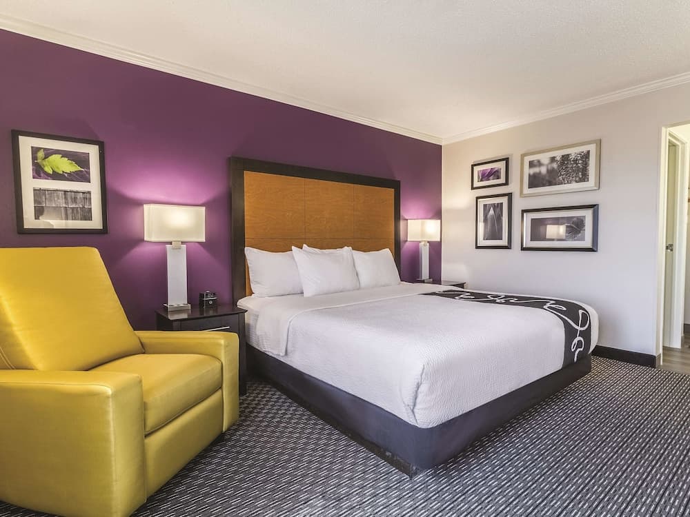 La Quinta Inn & Suites by Wyndham Cleveland - Airport North
