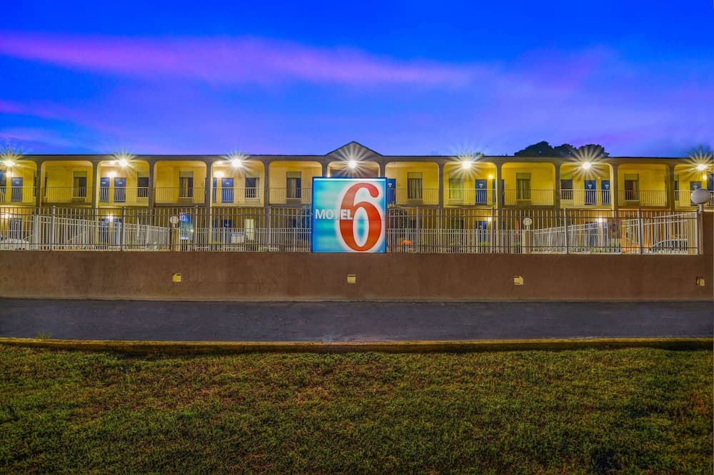 Motel 6 Americus, GA