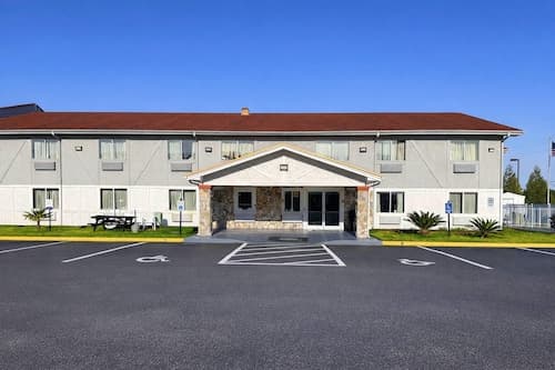 Rodeway Inn & Suites Jacksonville near Camp Lejeune