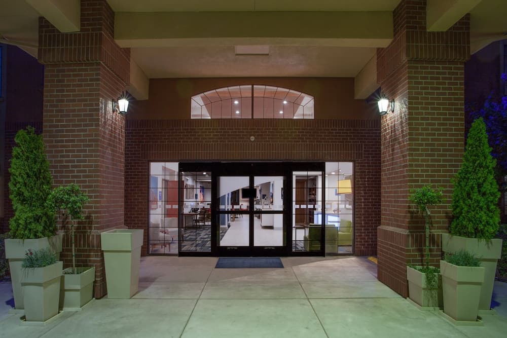 Holiday Inn Express & Suites Davis - University Area by IHG