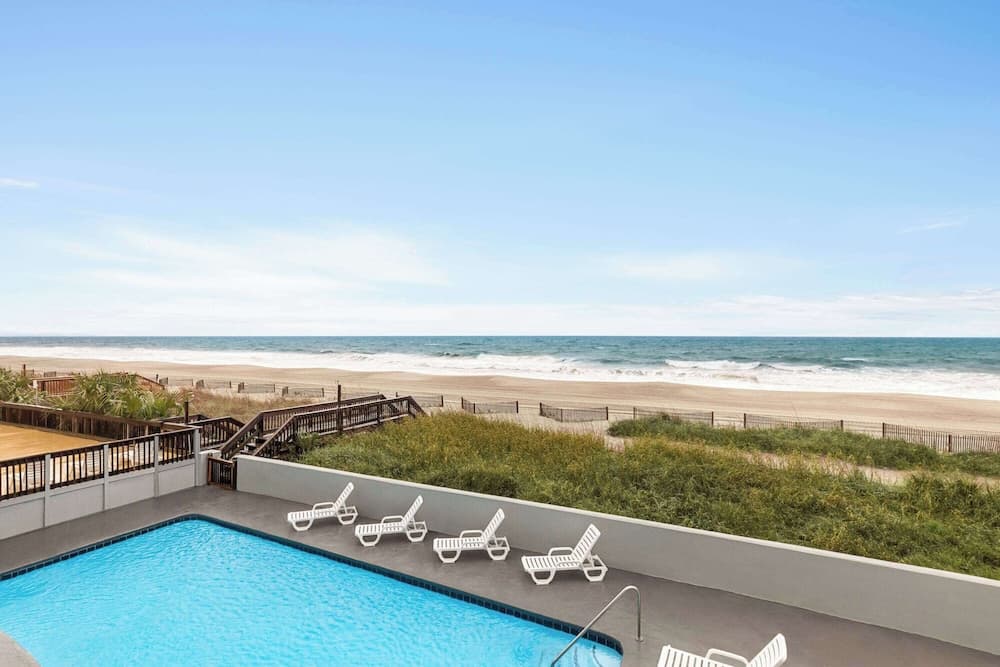 Days Inn by Wyndham Myrtle Beach-Beach Front