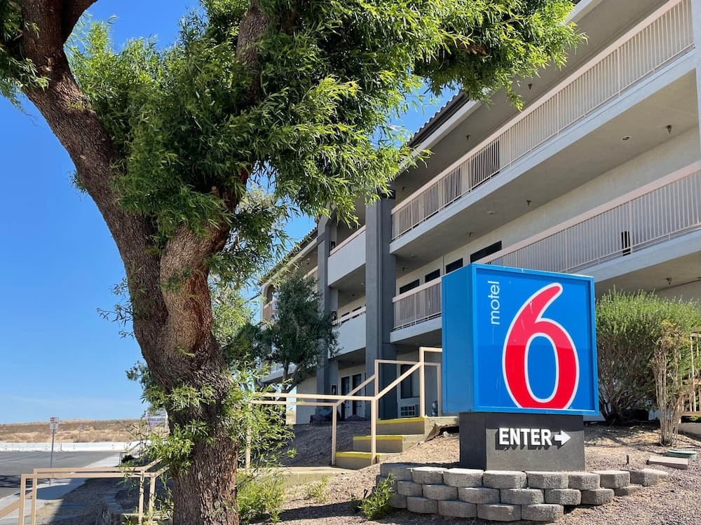 Motel 6 Barstow, CA – I15 and Lenwood Road