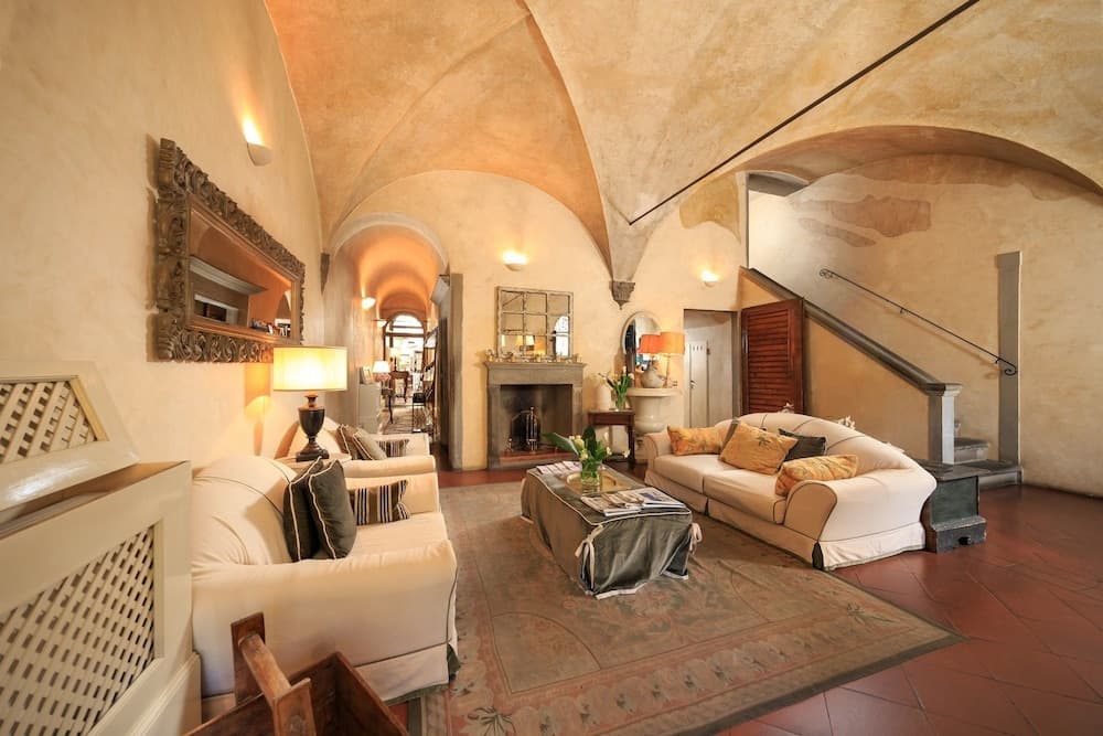 J And J Historic House Hotel