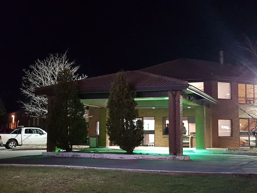 Konaklama yerinin ön cephesi - akşam/gece