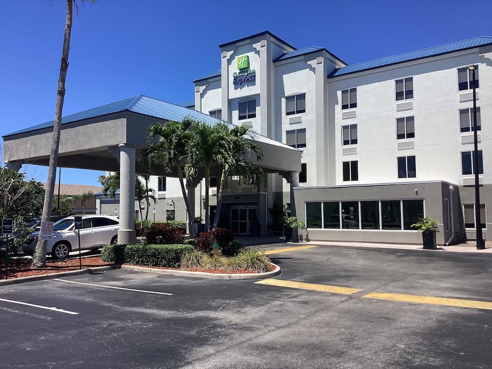 Holiday Inn Express Hotels & Suites Cocoa Beach by IHG