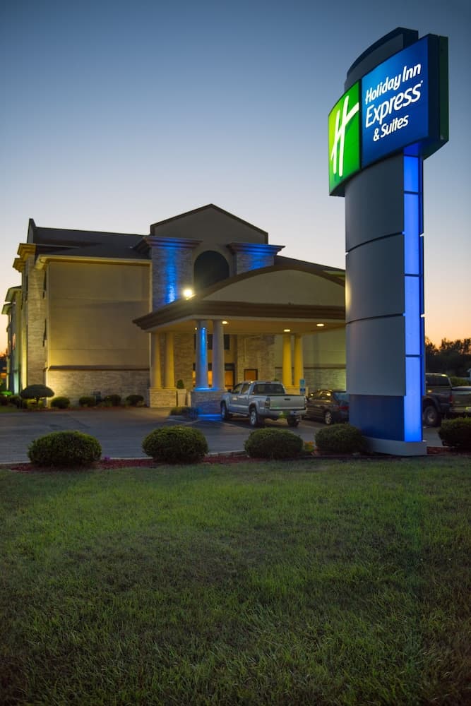 Holiday Inn Express & Suites Wauseon by IHG