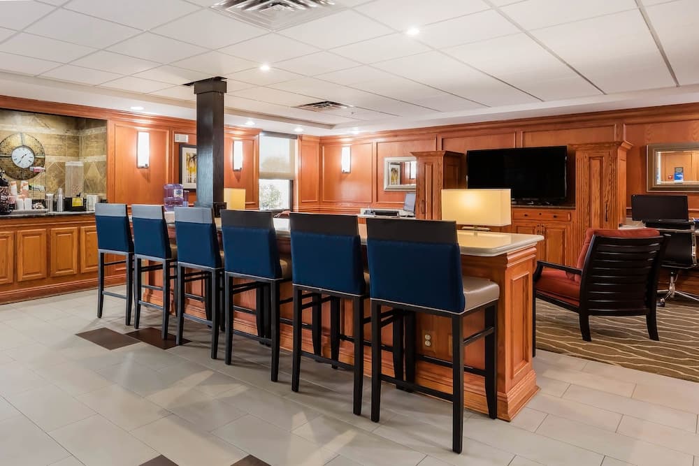 Comfort Inn & Suites Airport