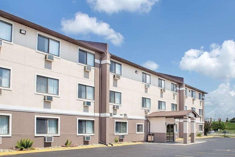 Boarders Inn & Suites by Cobblestone Hotels - Waterloo/Cedar Falls