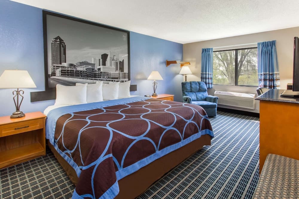 Super 8 by Wyndham Iowa City/Coralville