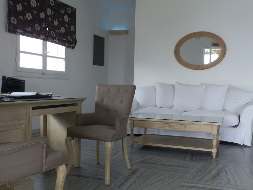 Adonis Hotel & Apartments