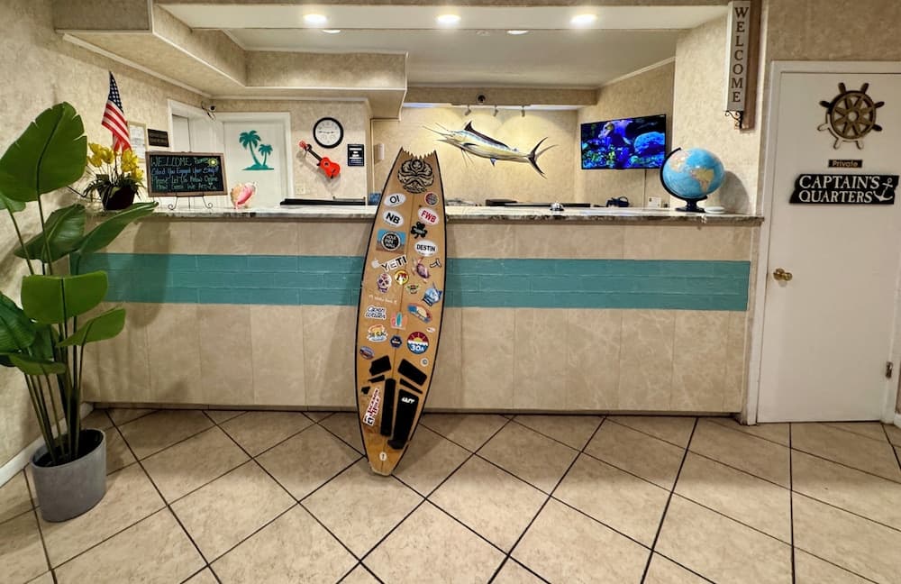 Hole Inn the Wall Hotel - Fort Walton Beach - Sunset Plaza - nearby Beaches & Hurlburt