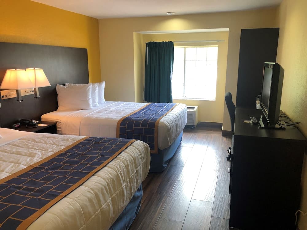 Days Inn & Suites by Wyndham Tampa/Raymond James Stadium