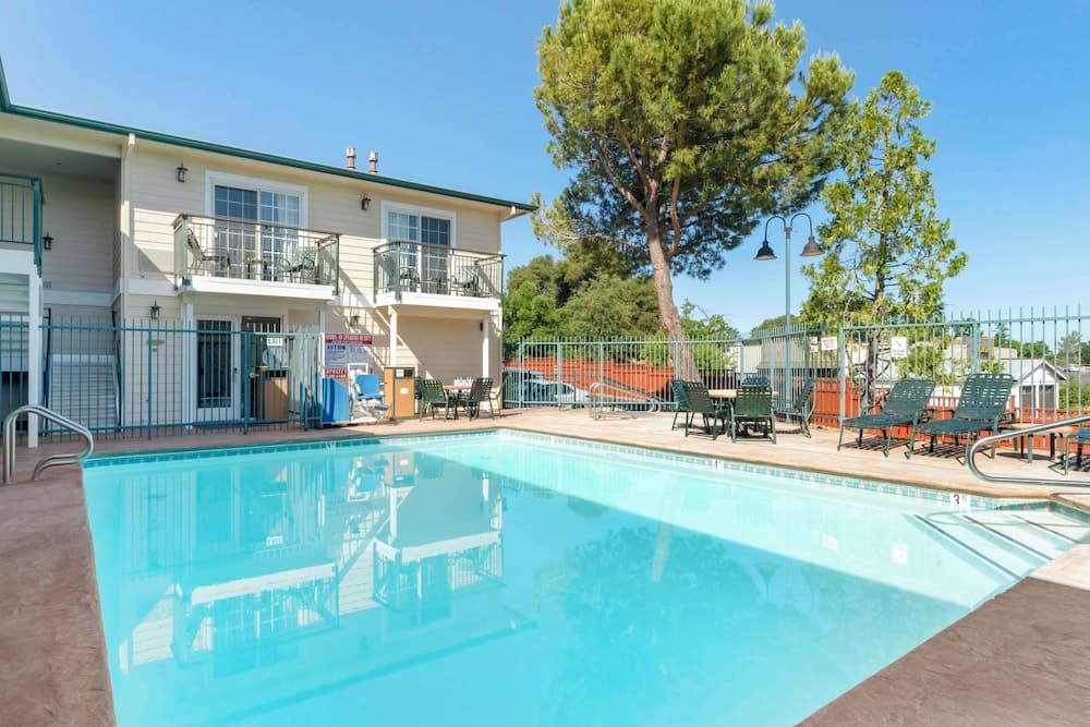 Best Western Cedar Inn & Suites