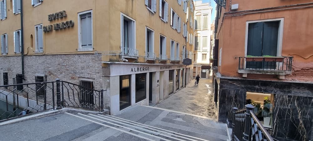 Konaklama yerinin ön cephesi