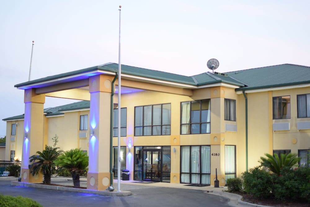 Days Inn by Wyndham Montgomery