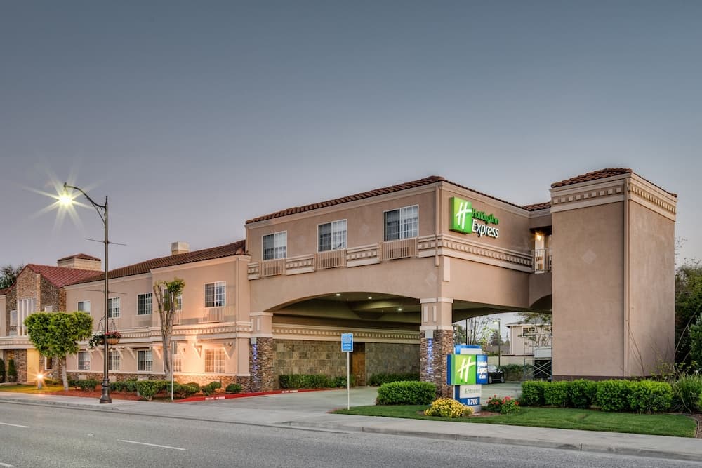 Holiday Inn Express & Suites Santa Clara by IHG