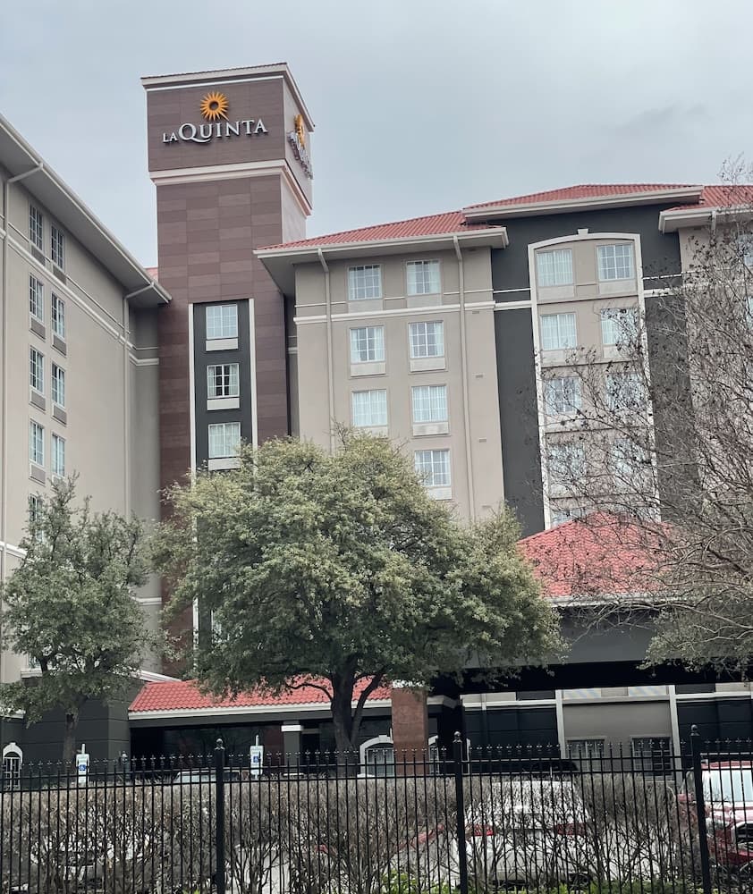 La Quinta Inn & Suites by Wyndham San Antonio Airport