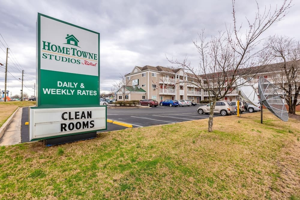 HomeTowne Studios By Red Roof Gainesville, GA