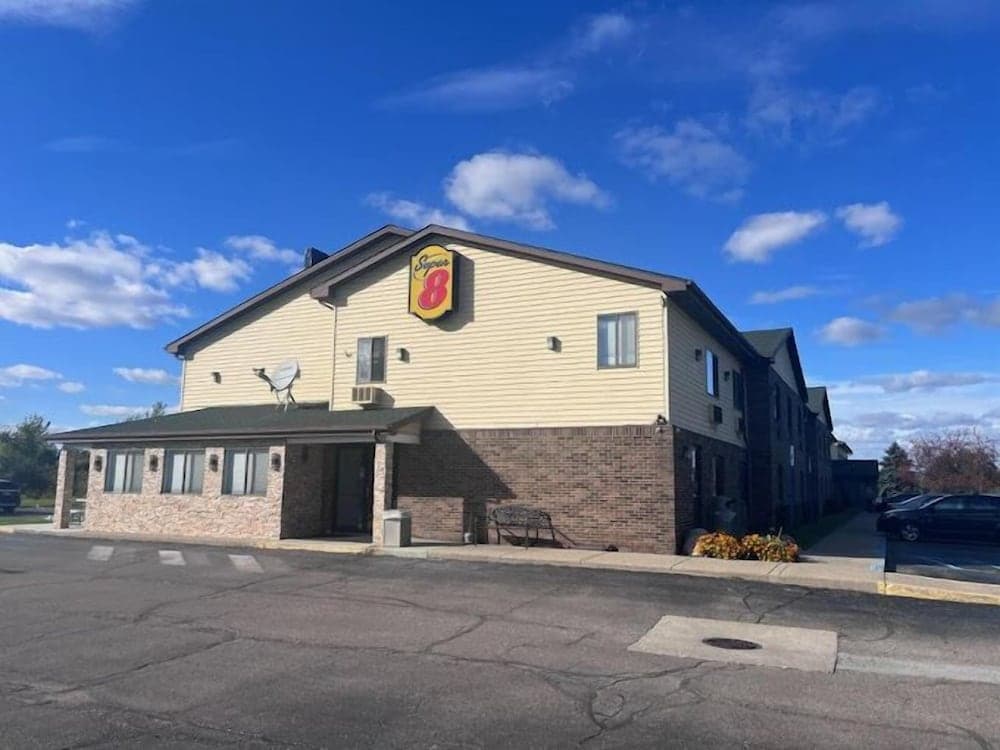 Super 8 by Wyndham Imlay City