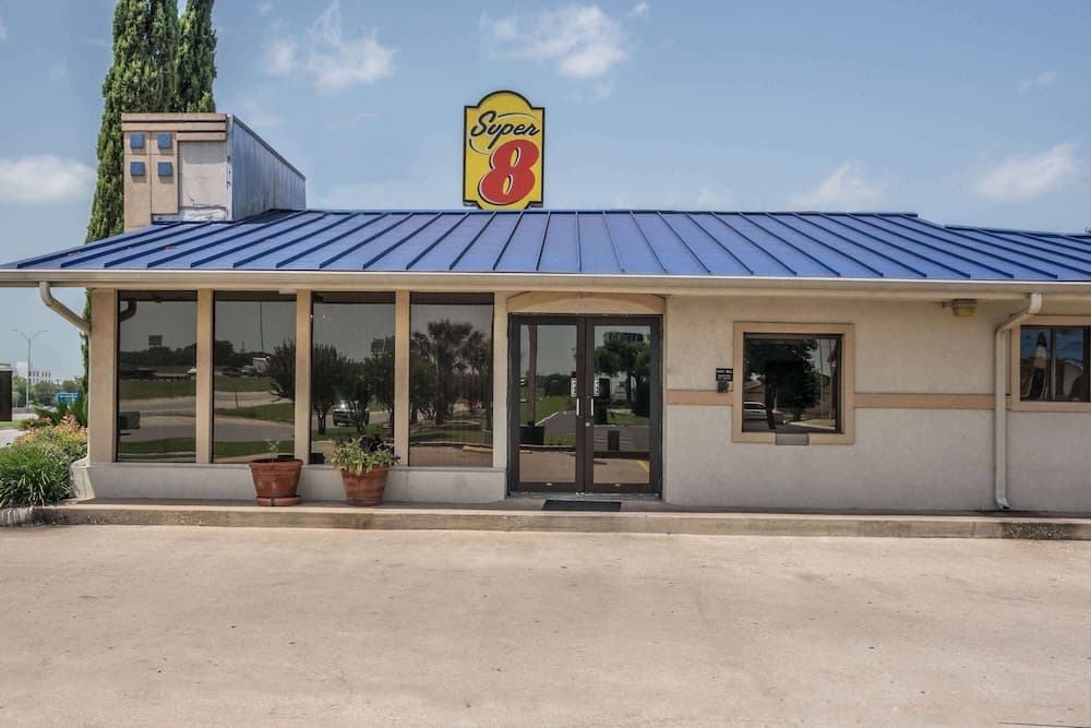 Super 8 by Wyndham San Marcos