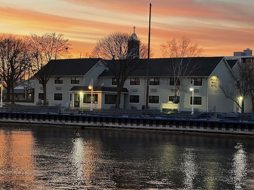 Harbor Winds Hotel