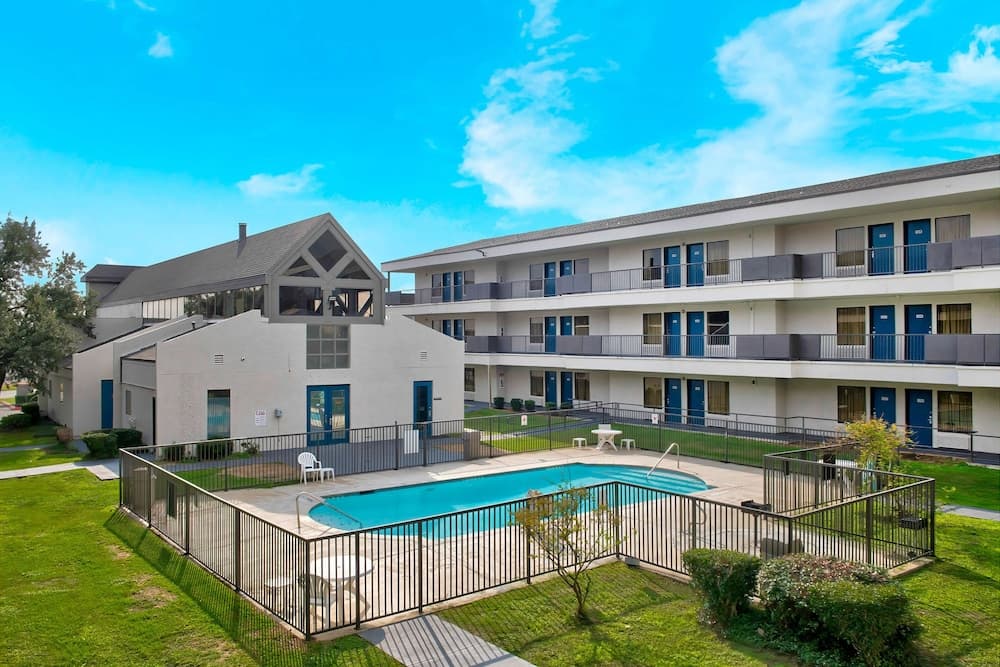 Studio 6 San Antonio, TX - Airport