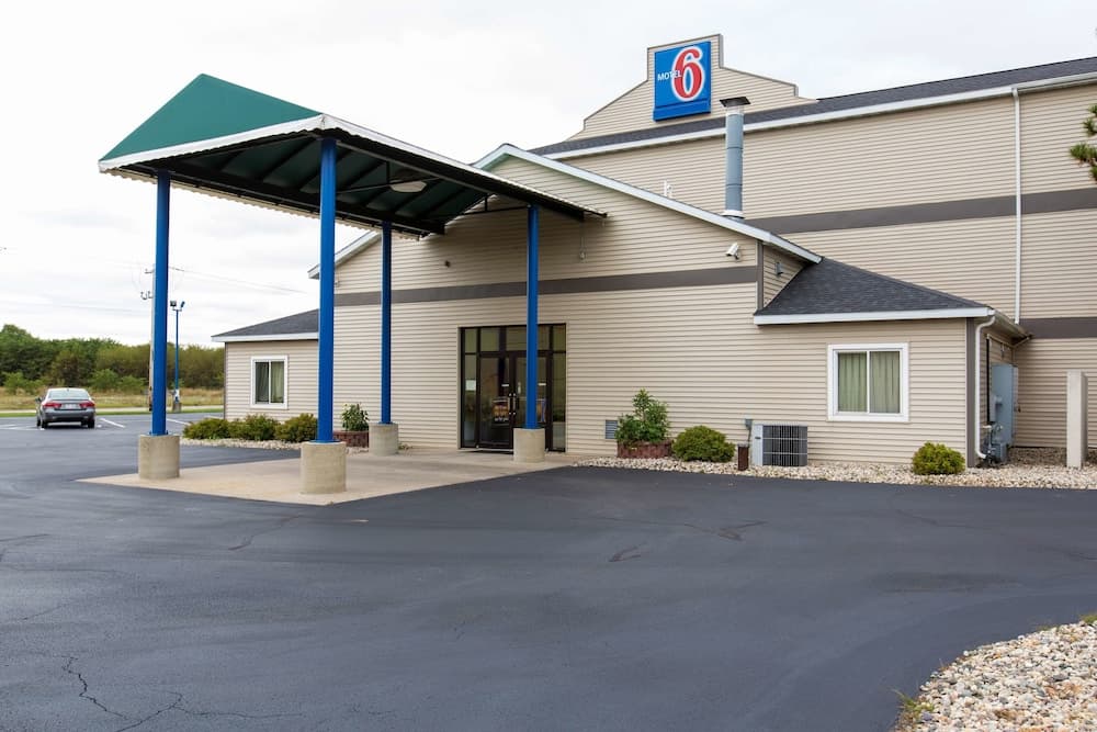 Motel 6 Baraboo, WI - Lake Delton