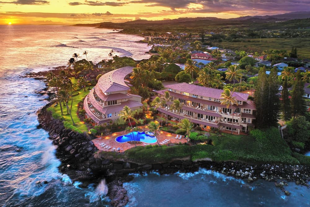Whalers Cove Oceanfront Resort