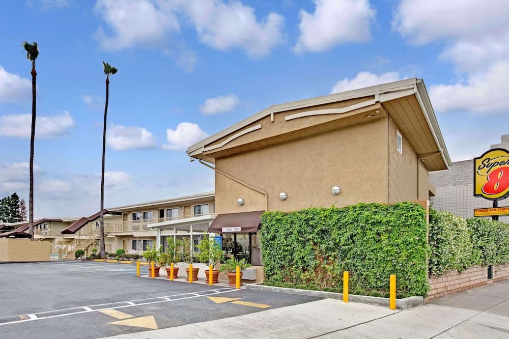 Super 8 by Wyndham Los Angeles-Culver City Area