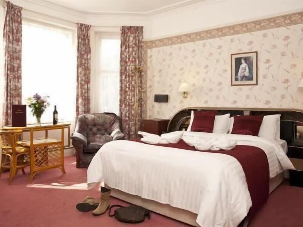 Denewood Hotel - Guest Accomodation