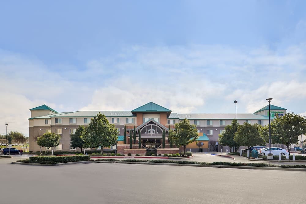 Holiday Inn Express & Suites Elk Grove Central - Hwy 99 by IHG