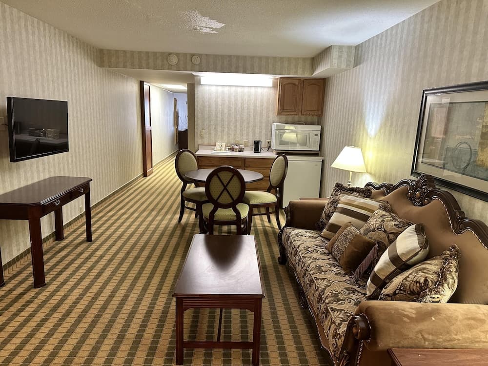 Ramada by Wyndham Saginaw Hotel & Suites