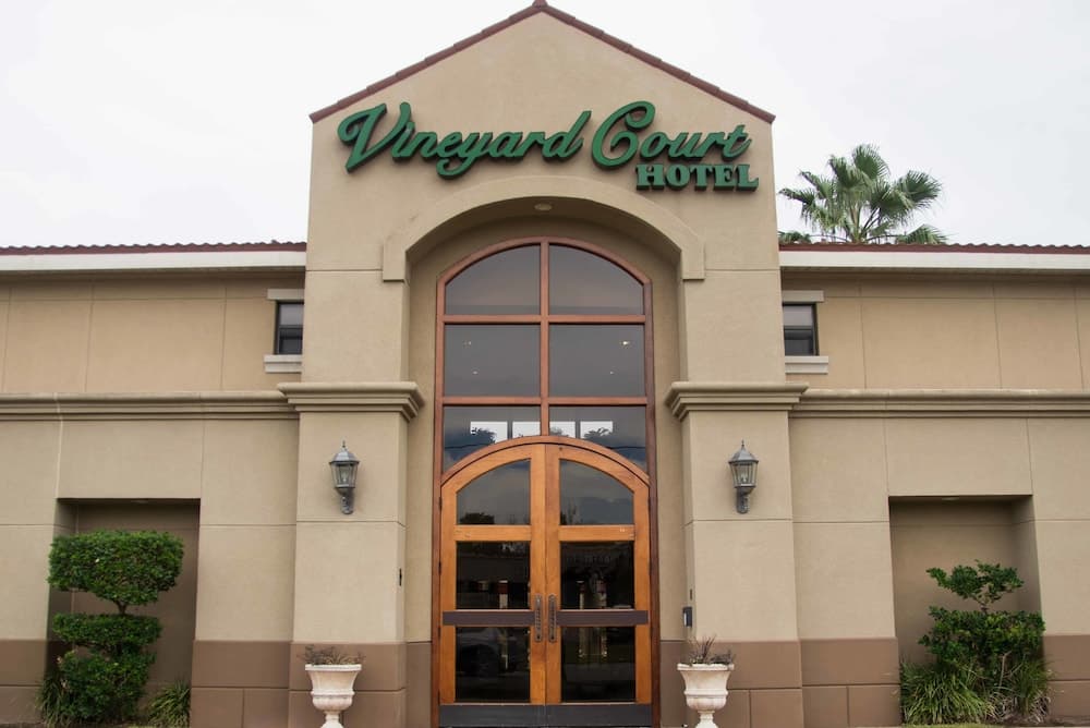 Vineyard Court Designer Suites Hotel