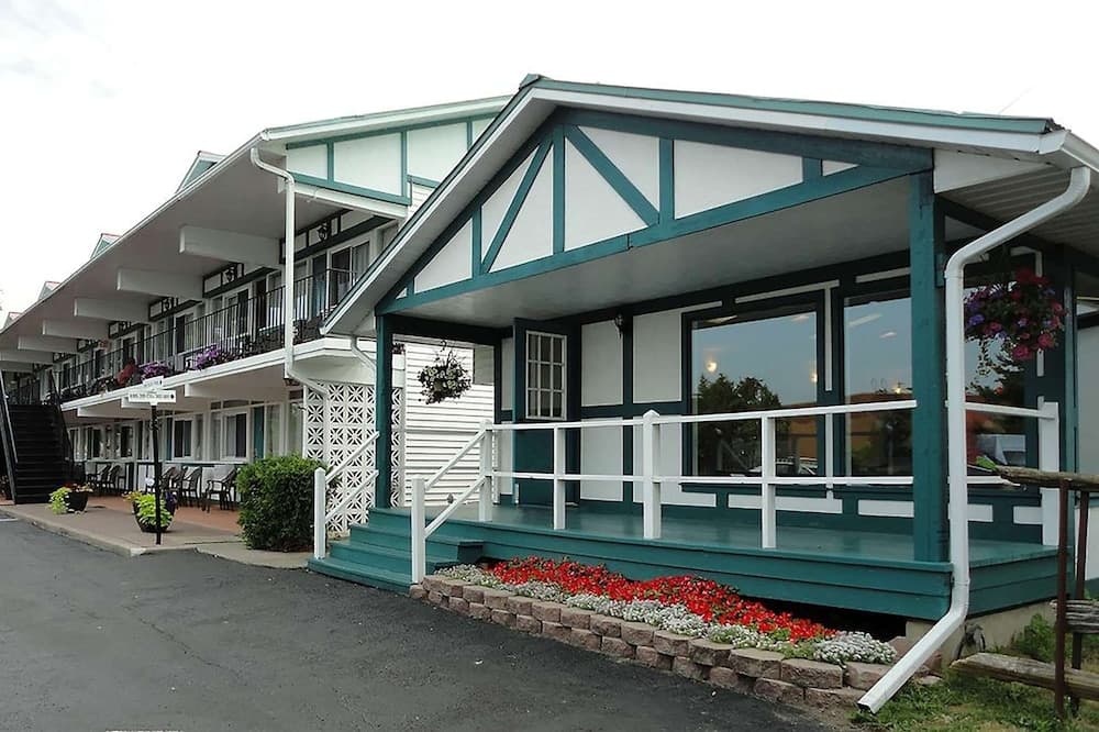 Super 8 by Wyndham Gananoque/Country Squire Resort