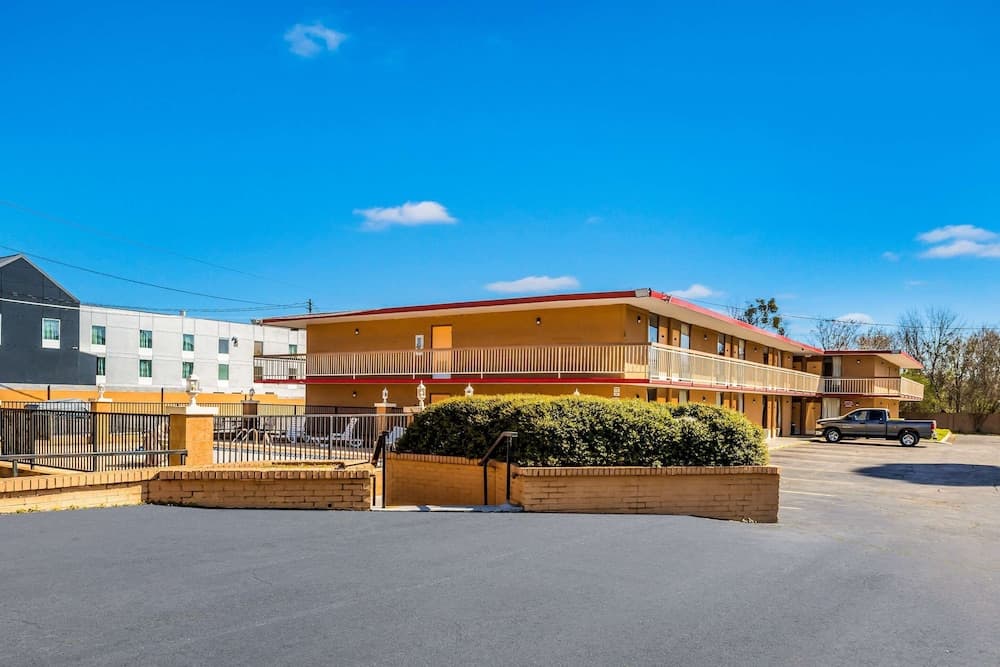 Econo Lodge Inn & Suites Macon