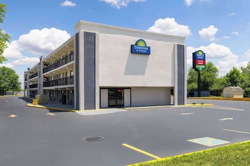 Days Inn & Suites by Wyndham Indianapolis Airport East