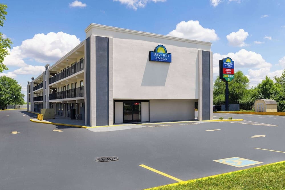 Days Inn & Suites by Wyndham Indianapolis Airport East