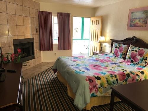 Monterey Pines Inn
