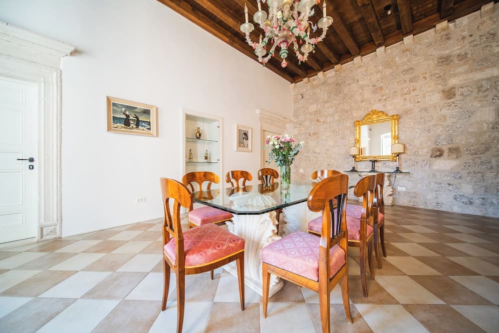 SUNce Palace Apartments with free offsite parking